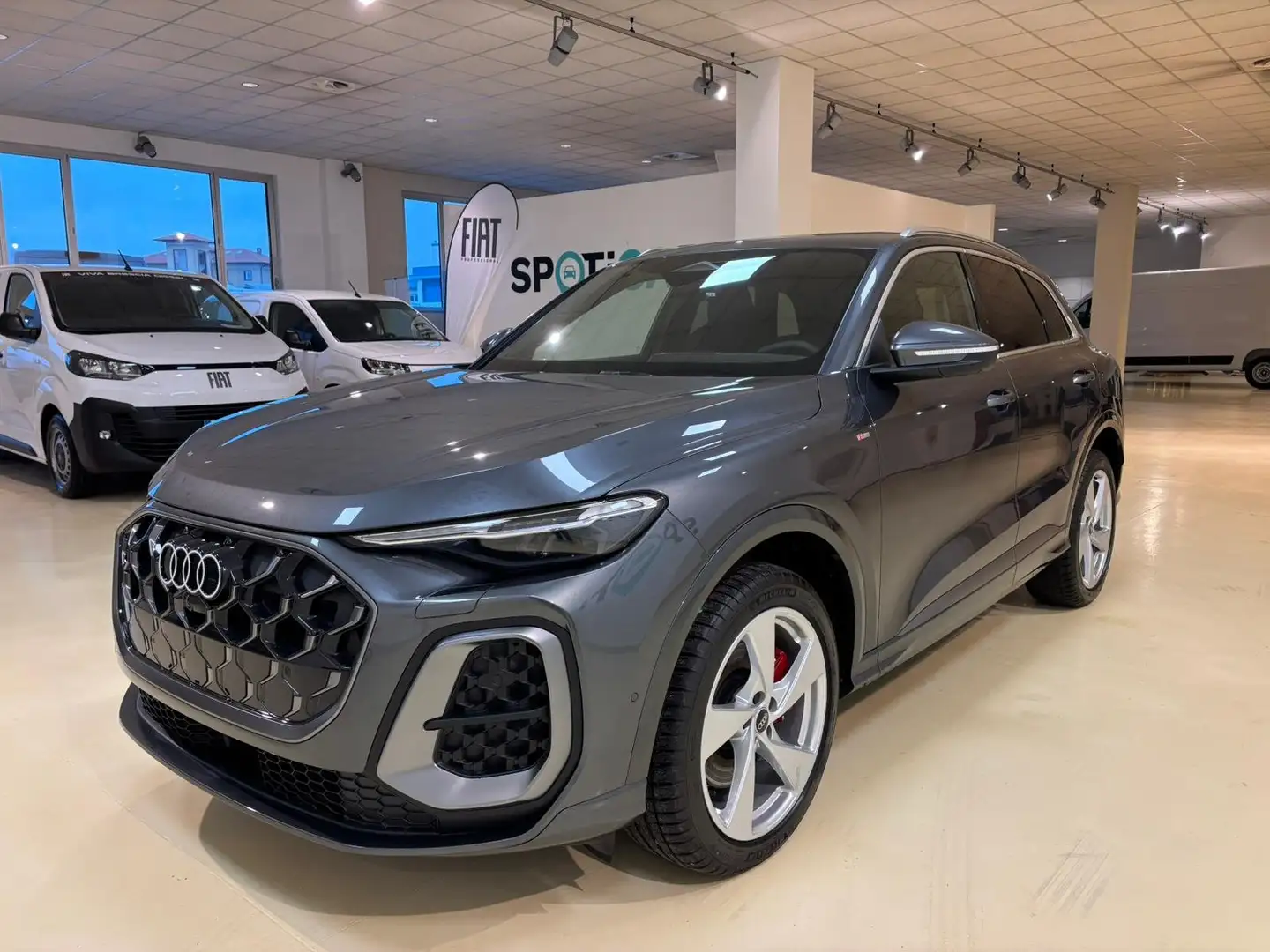 Audi Q5 TDI quattro S-Line Grau - 1