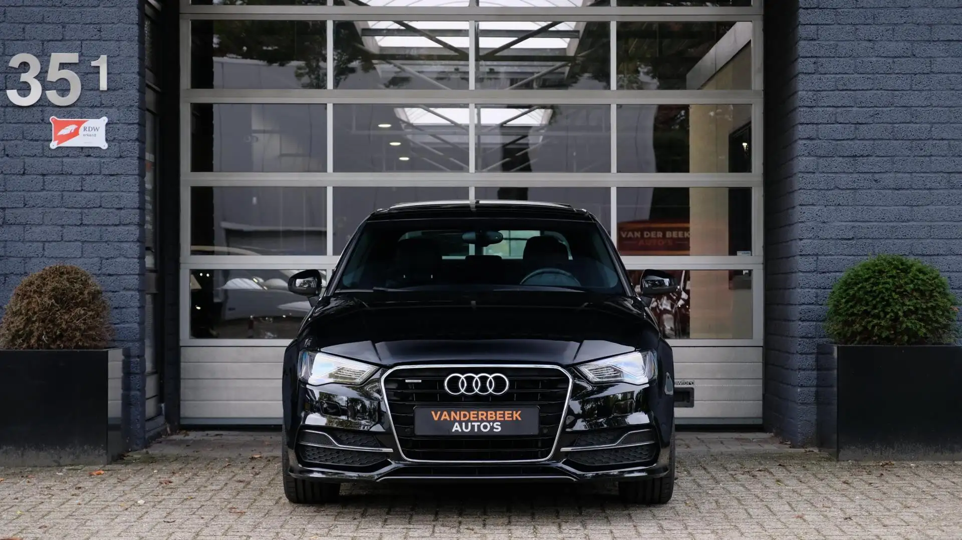 Audi A3 2.0 TFSI quattro S-edition 220PK PANO LEDER CAMERA Zwart - 2