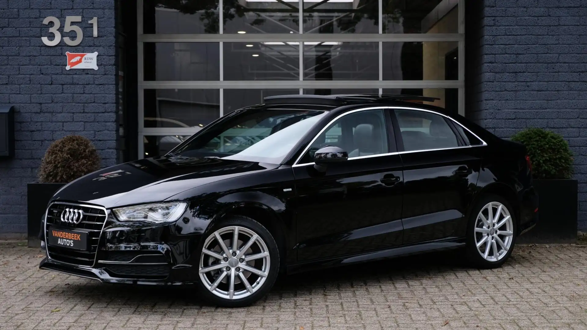 Audi A3 2.0 TFSI quattro S-edition 220PK PANO LEDER CAMERA Zwart - 1
