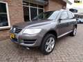 Volkswagen Touareg 4.2 V8 FSI Automaat / leder / Navi / Schuifdak / S Gris - thumbnail 1