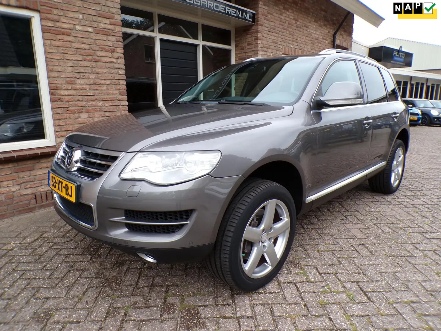 Volkswagen Touareg 4.2 V8 FSI Automaat / leder / Navi / Schuifdak / S Gris - 1
