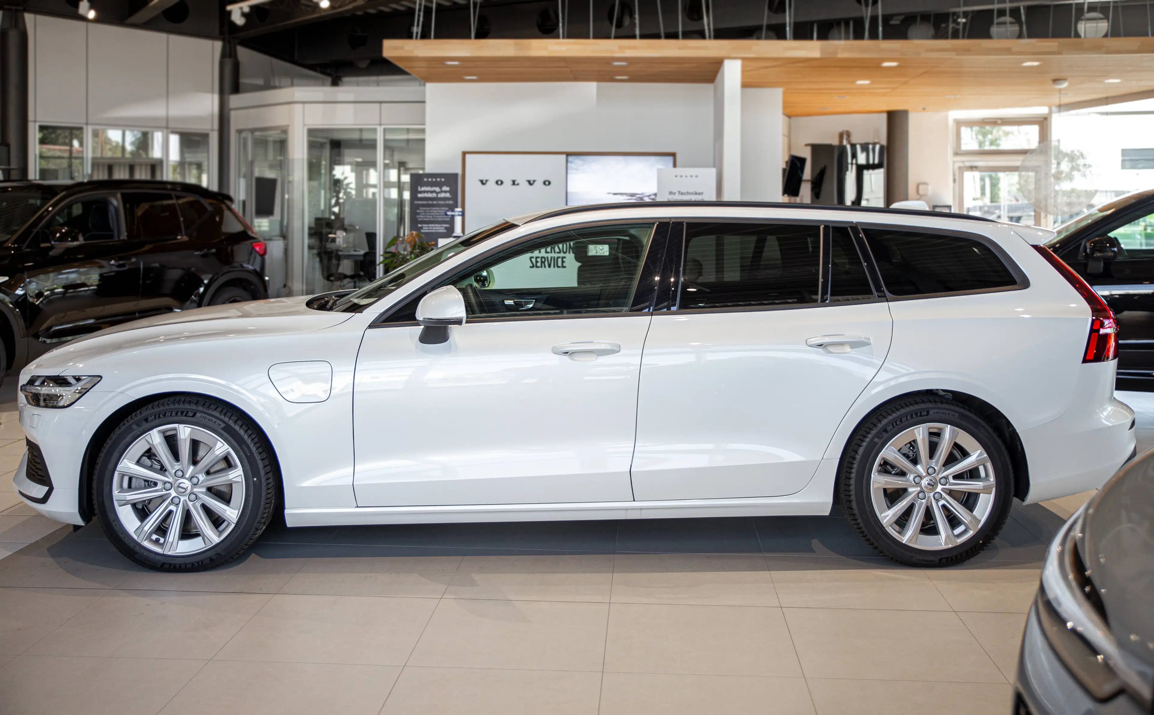 Volvo V60 T6 Core Recharge AWD Standheizung*inkl. Winterkompletträder*ACC*Sitzheizung vo.+hi. — photo 4