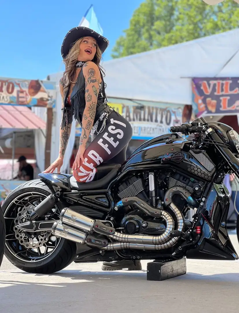 Harley-Davidson V-Rod Special su base muscle Nero - 1