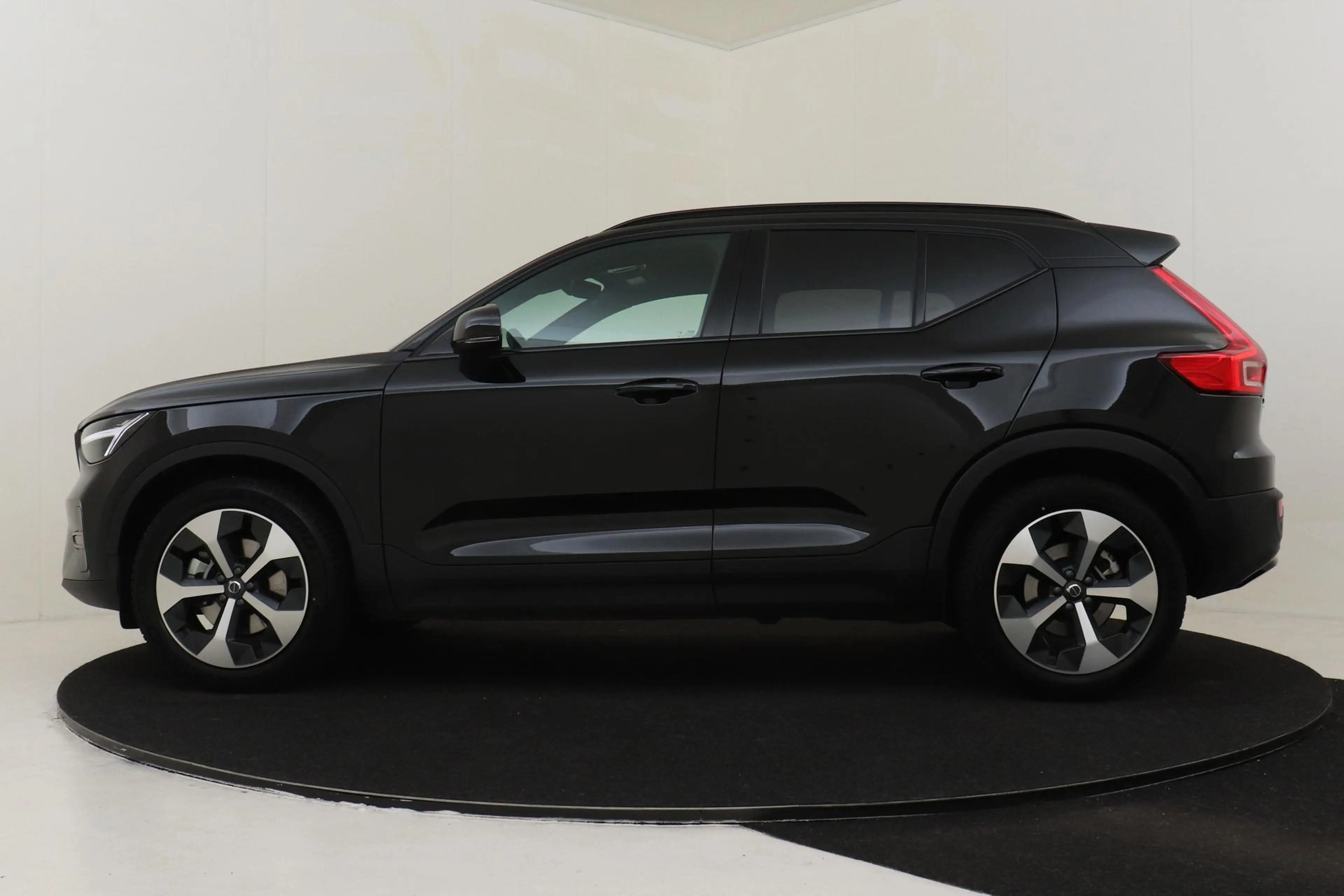 Volvo XC40 B4 (M-HYBRID) PLUS DARK -HARMAN/KARDON|CAMERA|ADAP — photo 7