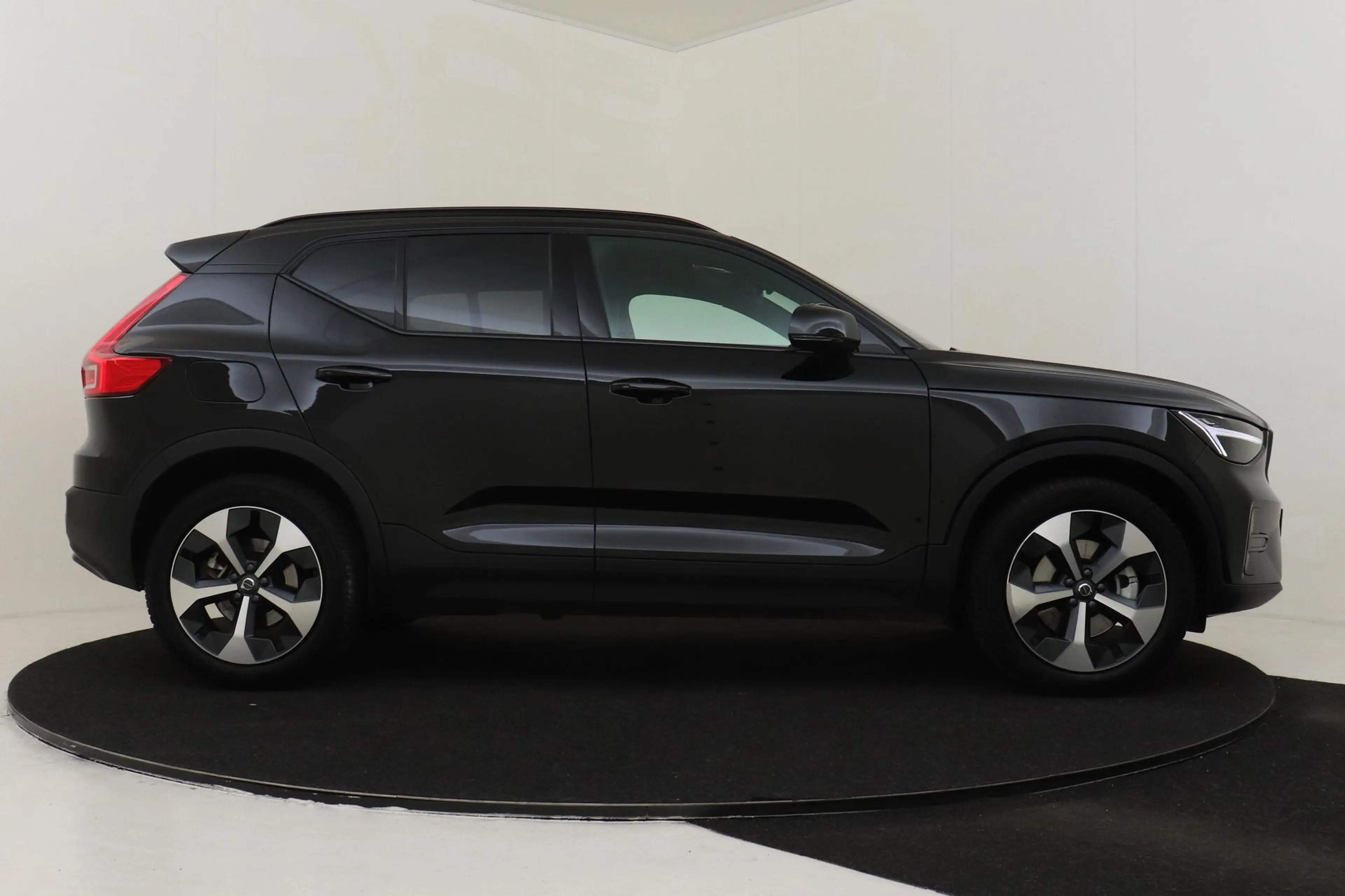 Volvo XC40 B4 (M-HYBRID) PLUS DARK -HARMAN/KARDON|CAMERA|ADAP — photo 13