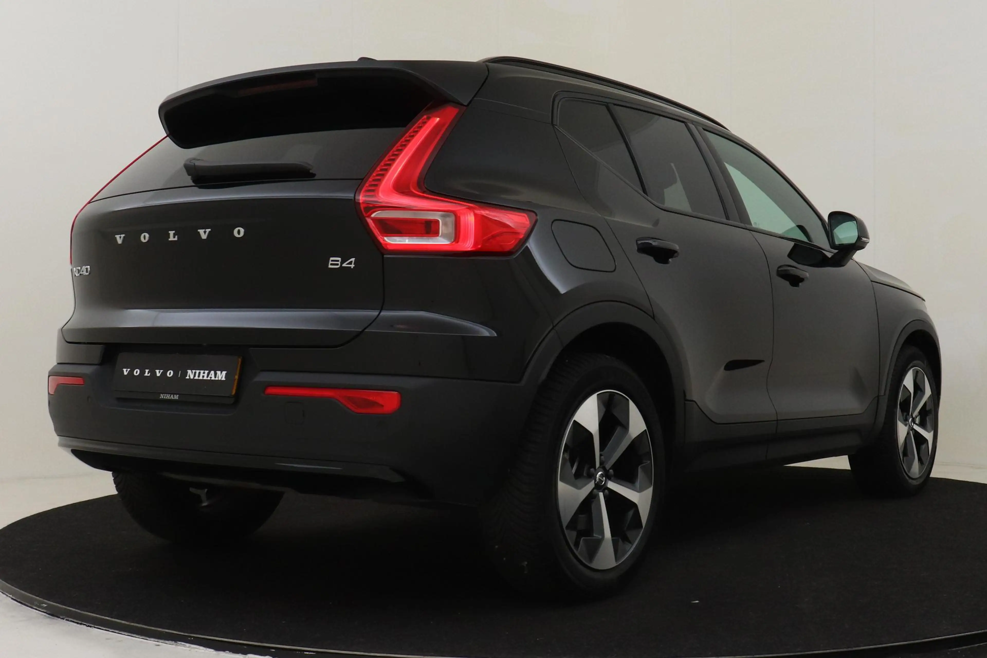 Volvo XC40 B4 (M-HYBRID) PLUS DARK -HARMAN/KARDON|CAMERA|ADAP — photo 3