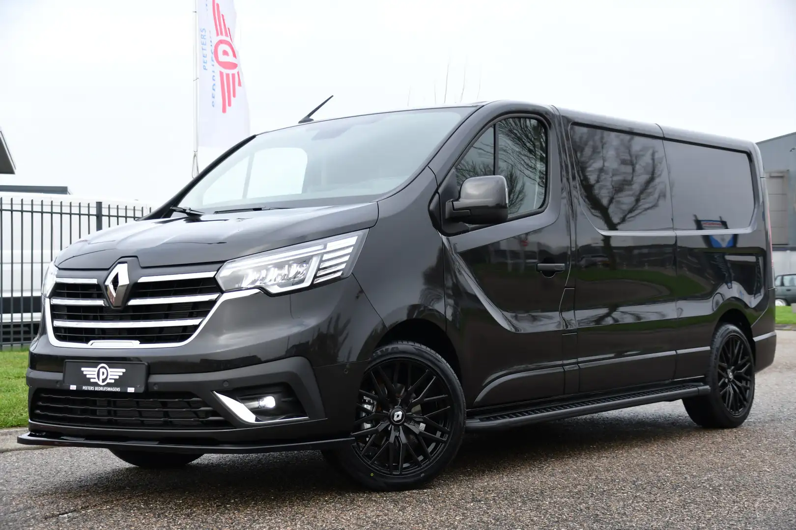 Renault Trafic 2.0 dCi 130 T30 L2H1 Black Edition Luxe Camera, Cr Zwart - 2