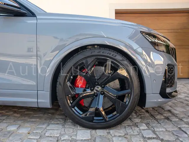 Audi Q8 view 6