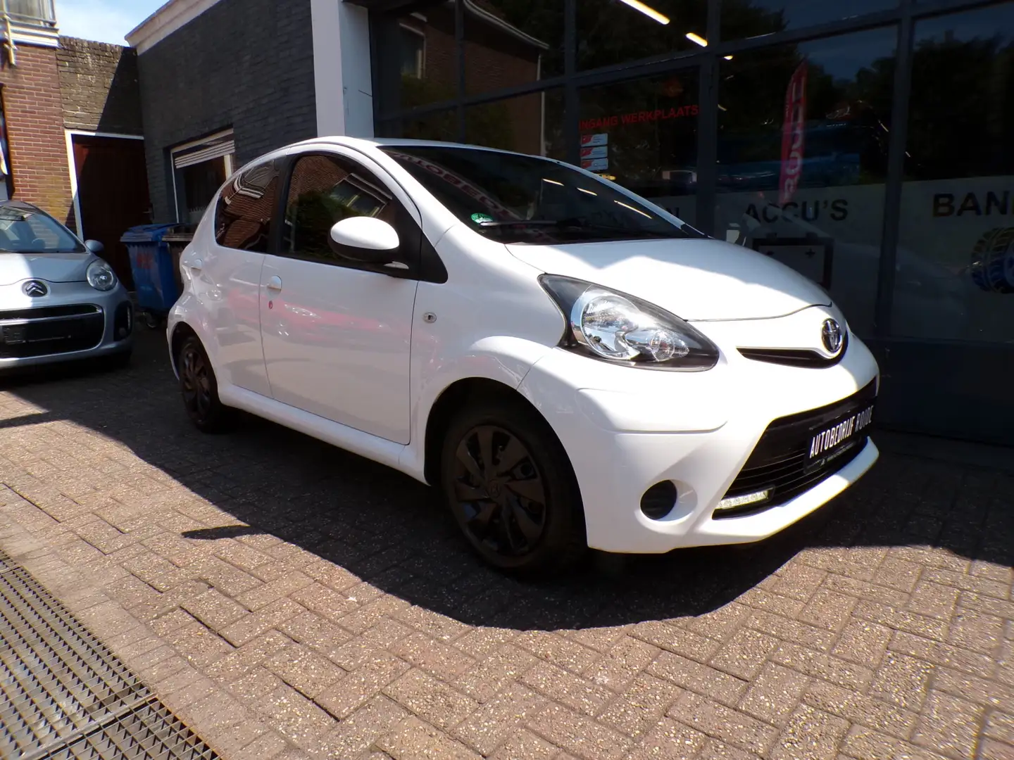 Toyota Aygo 1.0 VVT-i Automaat 5-Drs Dynamic TOP STAAT! Wit - 2