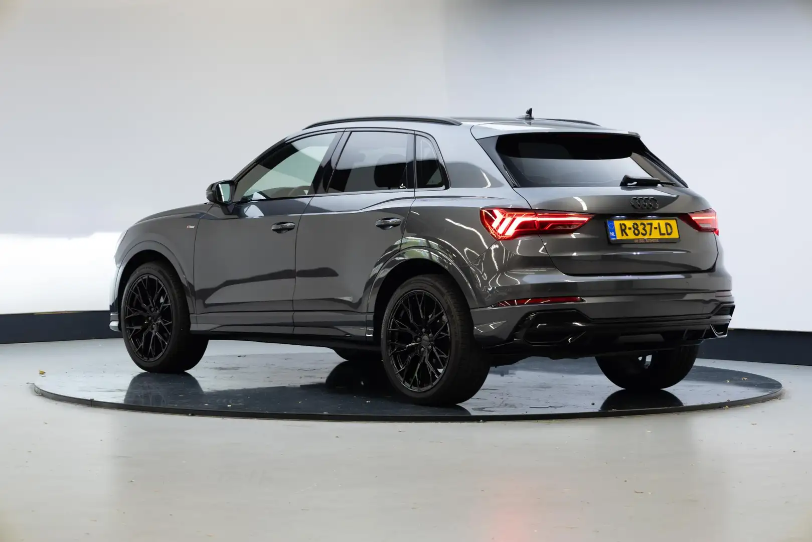 Audi Q3 35 TFSI Pro Line S | Panoramadak | Trekhaak | Keyl Grijs - 2