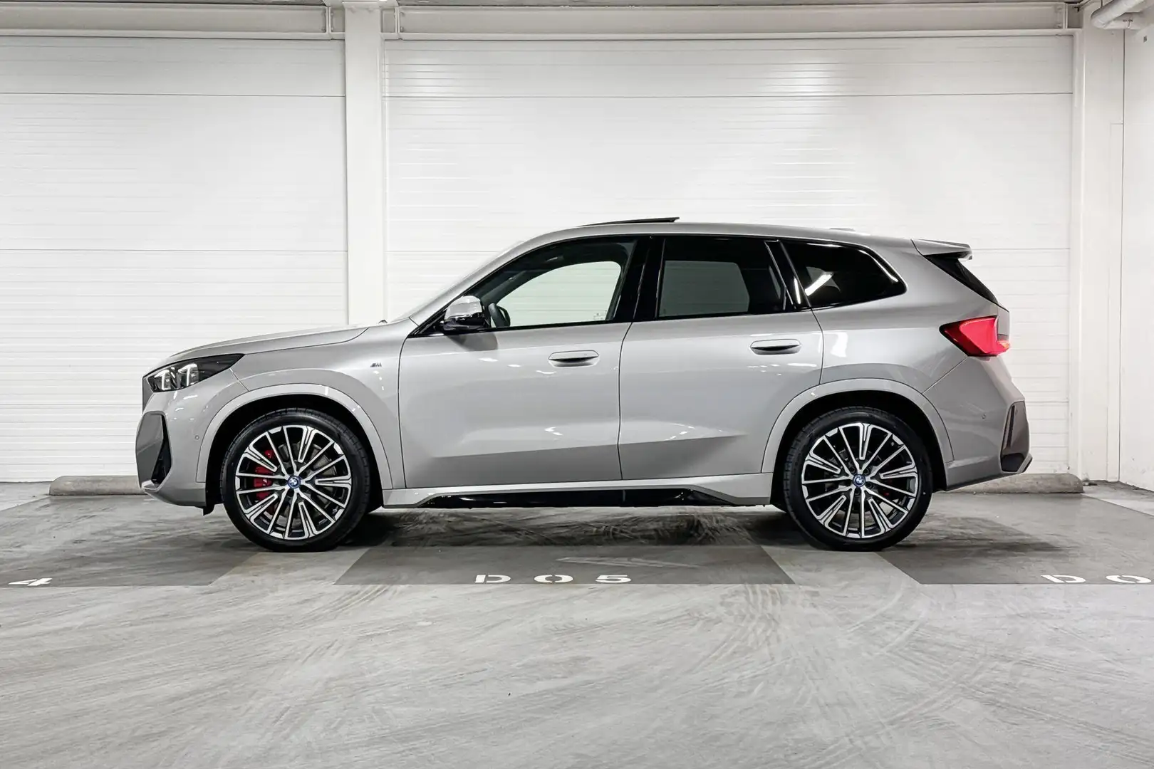 BMW iX1 eDrive20 | M-Sport Pro | Travel Pack | Premium Pac Grijs - 2