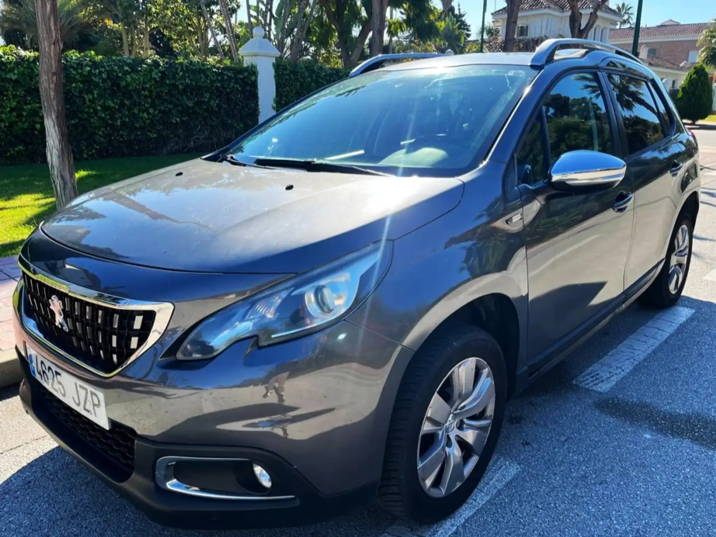 Peugeot 2008 Monovolumen Manual de 5 Puertas Grijs - 1