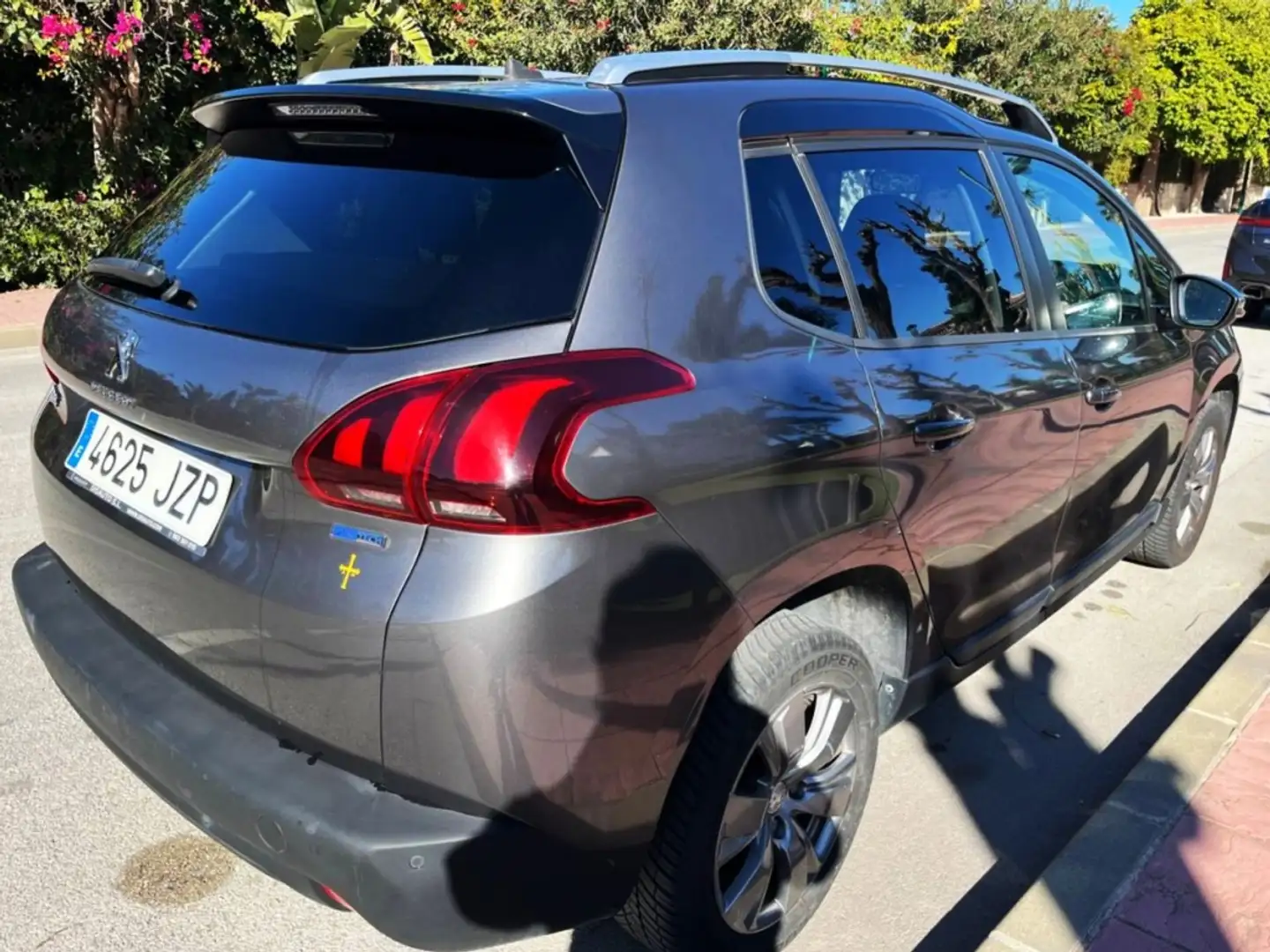 Peugeot 2008 Monovolumen Manual de 5 Puertas Grijs - 2