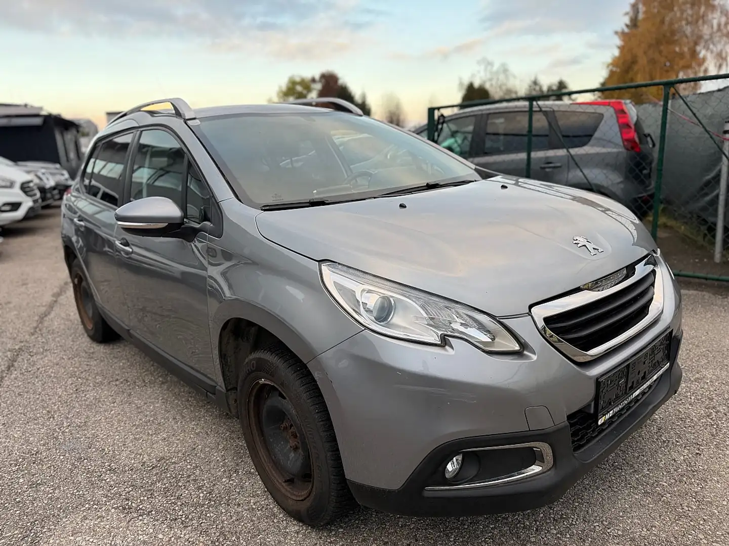Peugeot 2008 Grau - 2