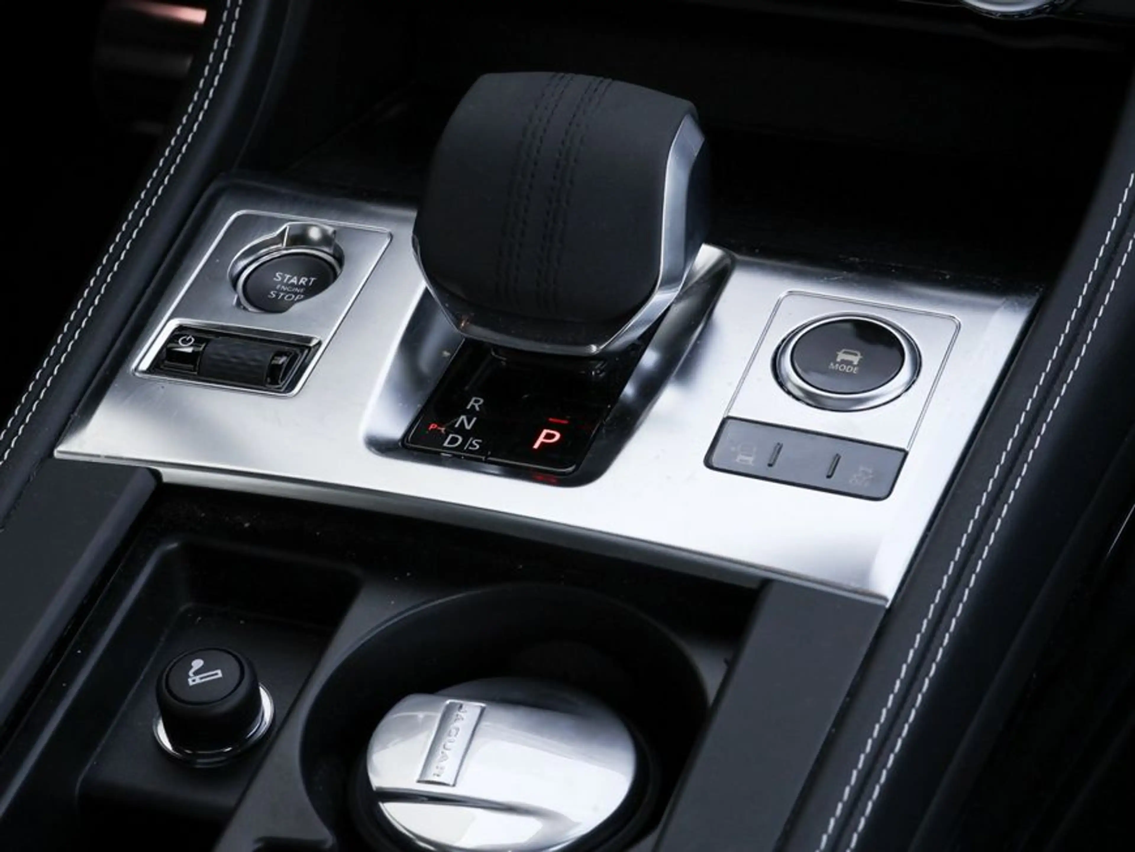 Jaguar F-Pace D300 AWD R-Dynamic SE — photo 13