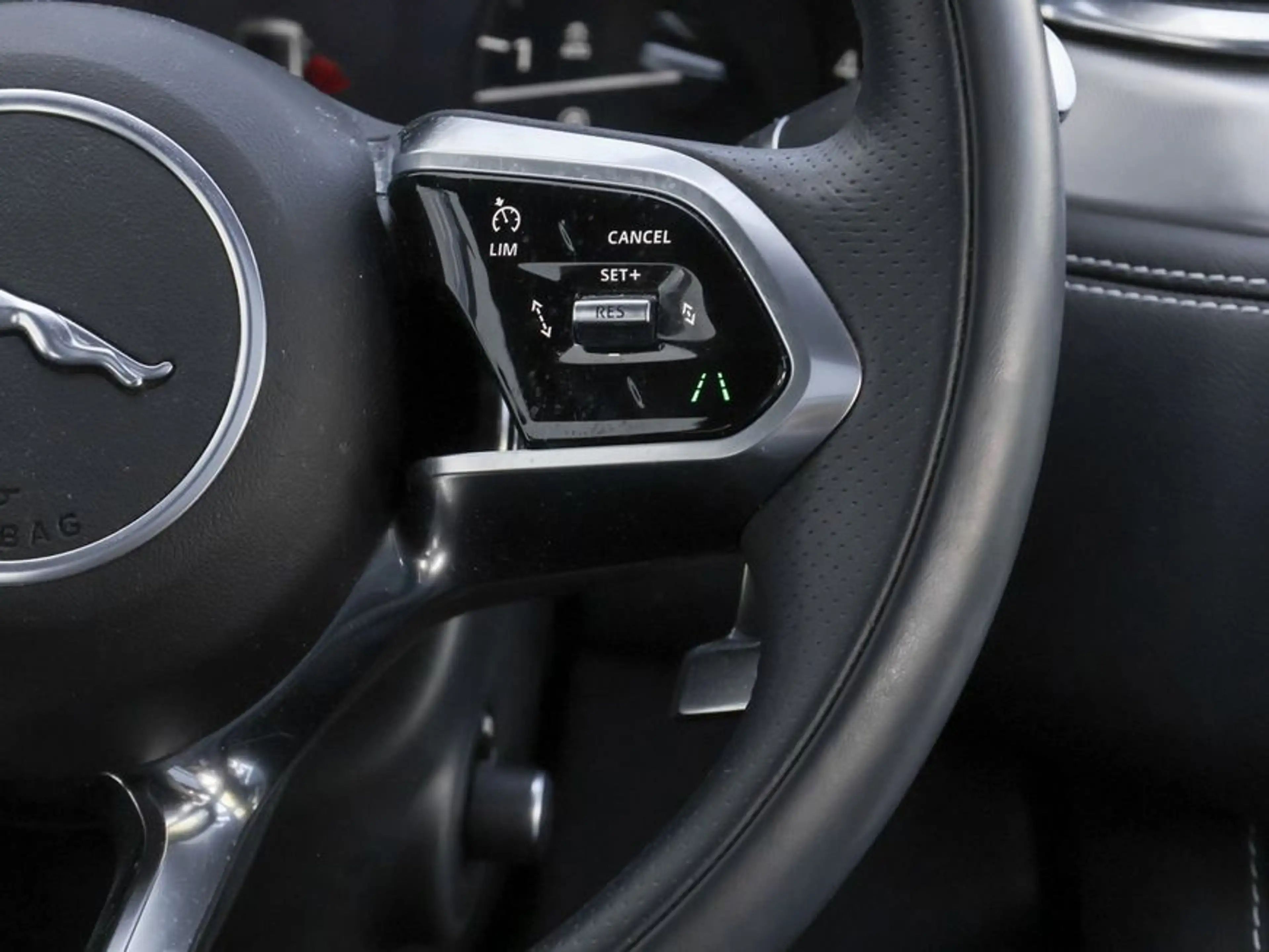 Jaguar F-Pace D300 AWD R-Dynamic SE — photo 14