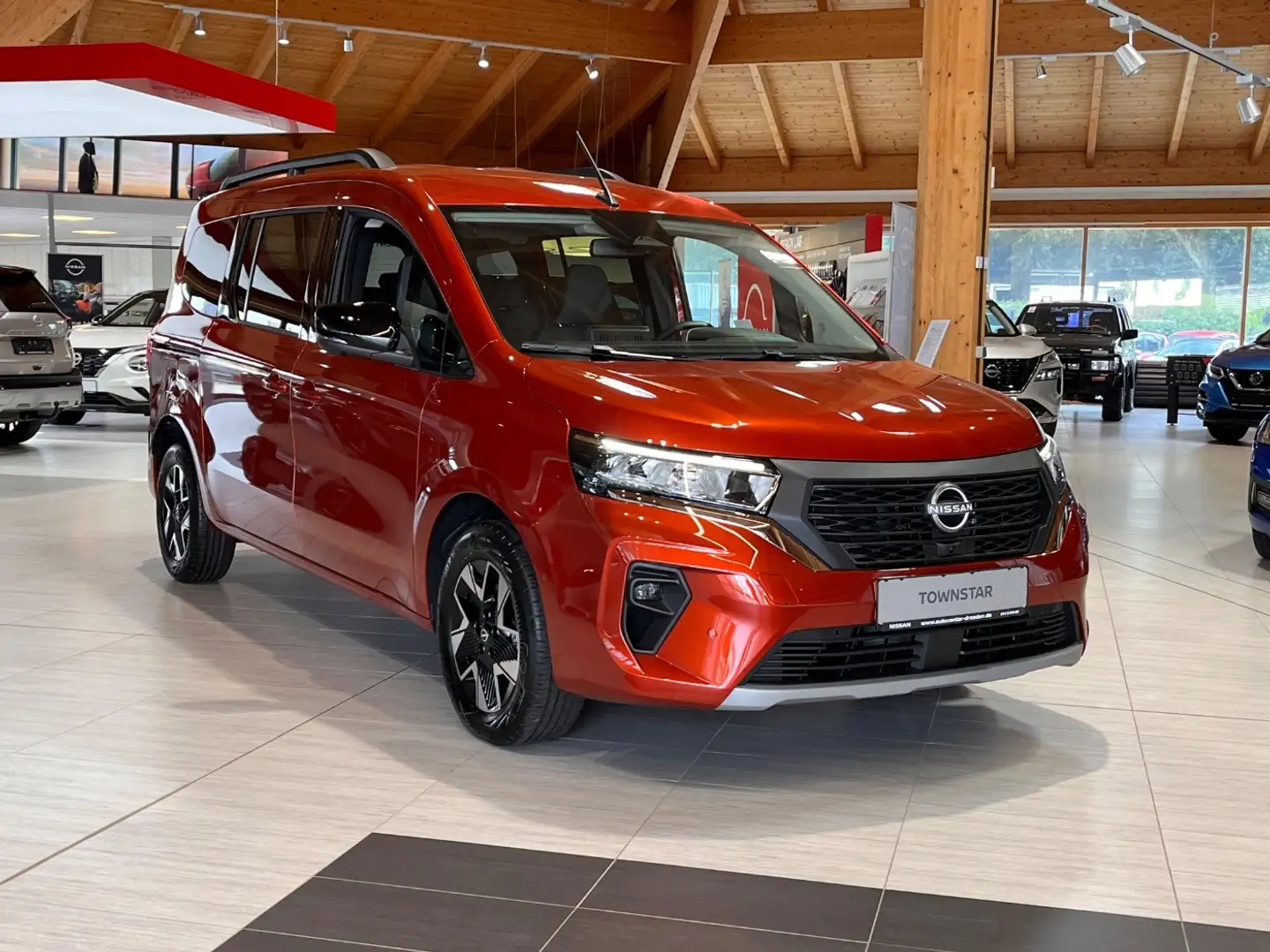 Nissan Townstar Kombi DIG-T 130 L2 Tekna Navi Kam 7Sitze Orange - 2