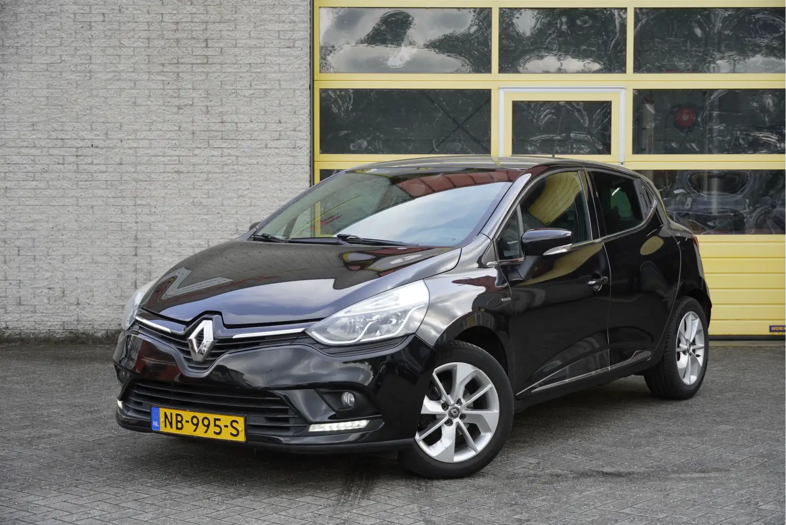 Renault Clio 0.9 TCe 5drs Limited BJ2017 Lmv 16" | Led | Pdc | Zwart - 1