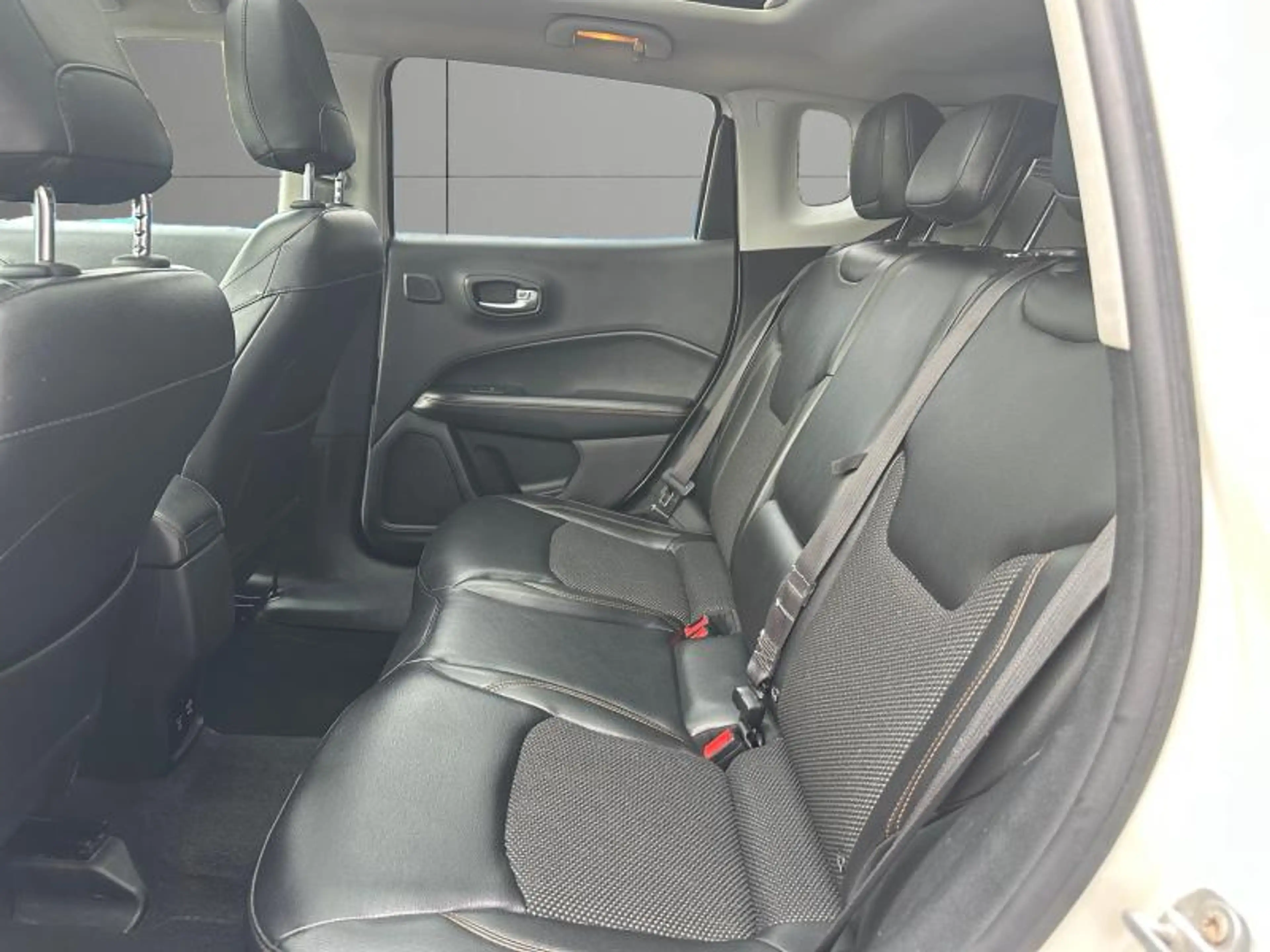 Jeep Compass 1.4 140cv Blanc 05/18 7500€ marchand Airco GPS — photo 9