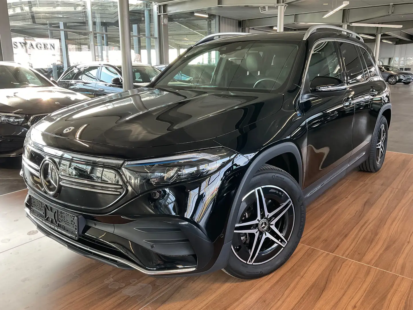 Mercedes-Benz EQB 300 EQB 300 4Matic AMG Line DISTRO/PANO/FLA/KAMERA Negro - 1