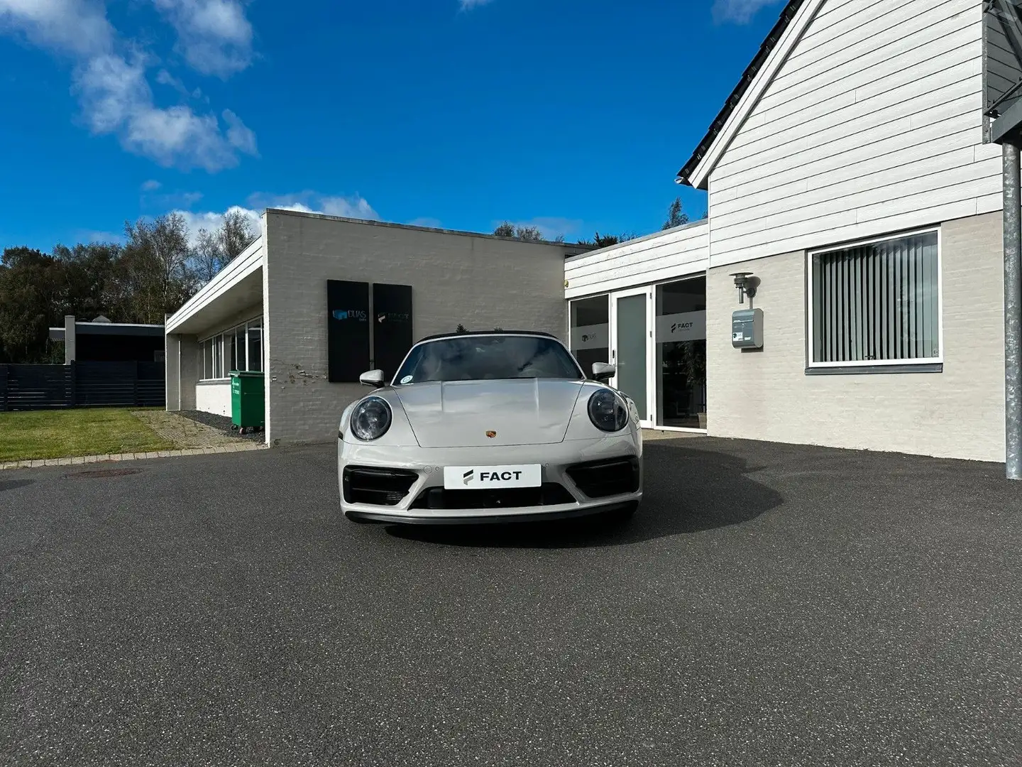Porsche 992 Targa 4 GTS Grau - 2