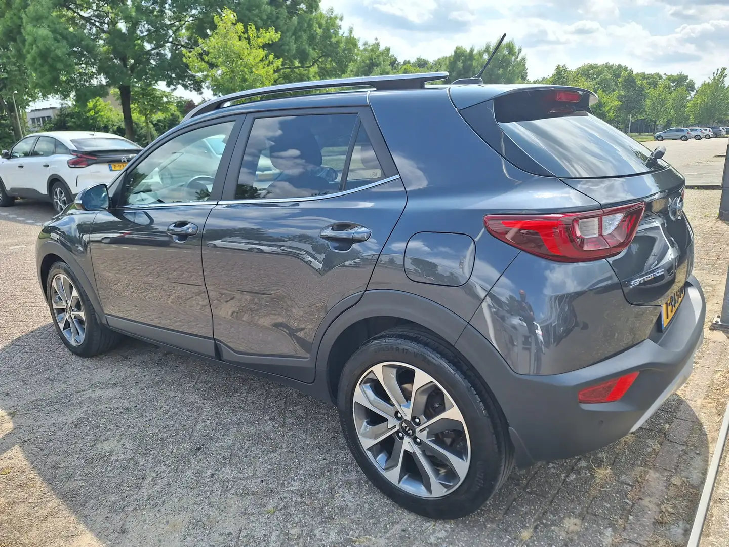 Kia Stonic 1.0 T-GDi DynamicLine Grijs - 2