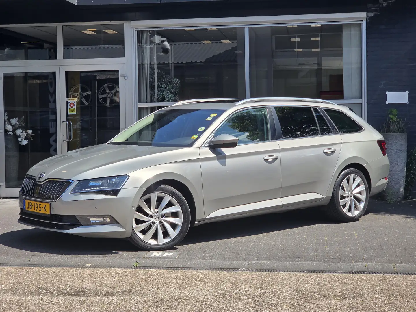 Skoda Superb Combi 2.0 TDI Style Business EXPORT / PANO / FULL- Geel - 1