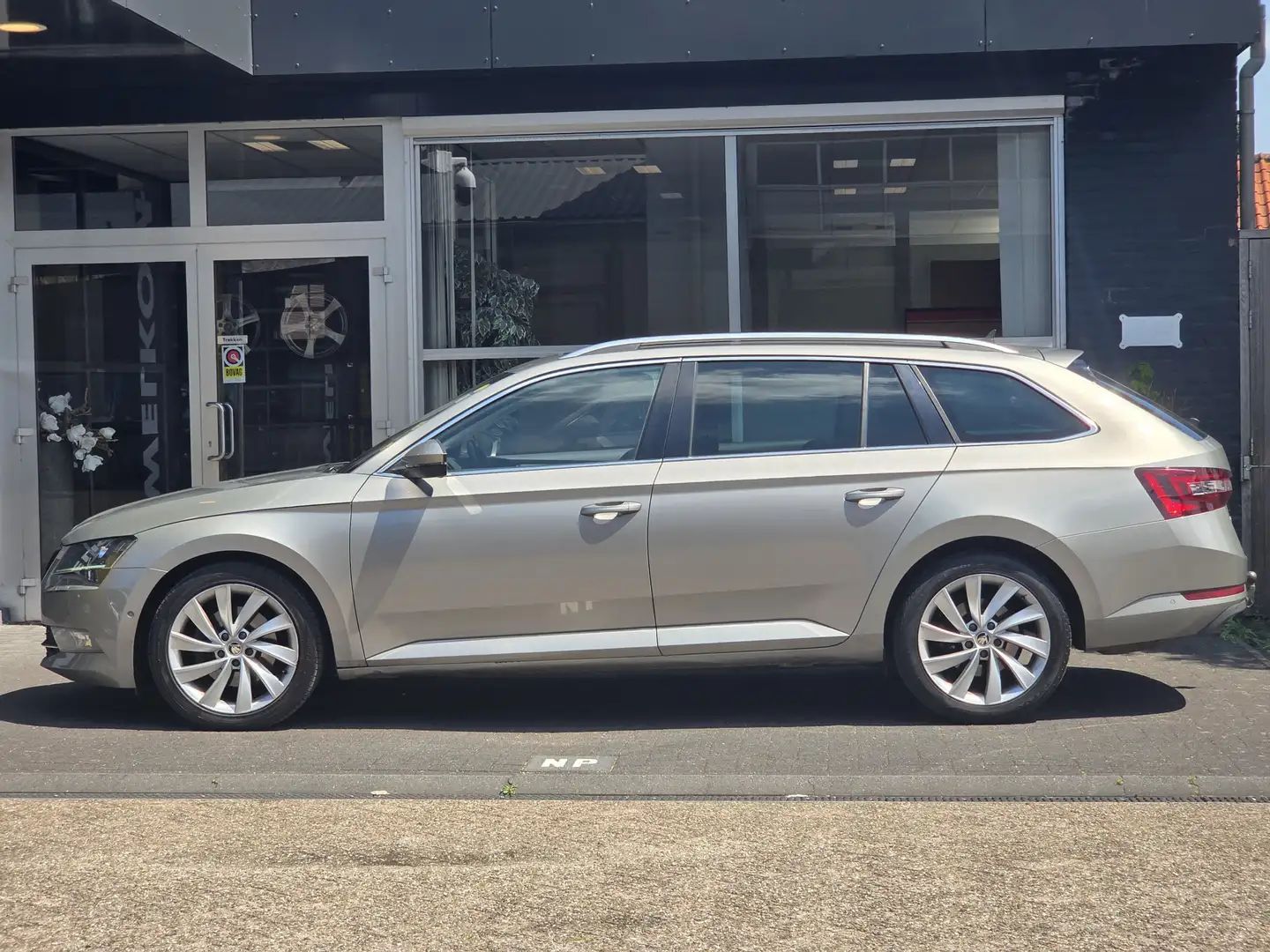 Skoda Superb Combi 2.0 TDI Style Business EXPORT / PANO / FULL- Geel - 2