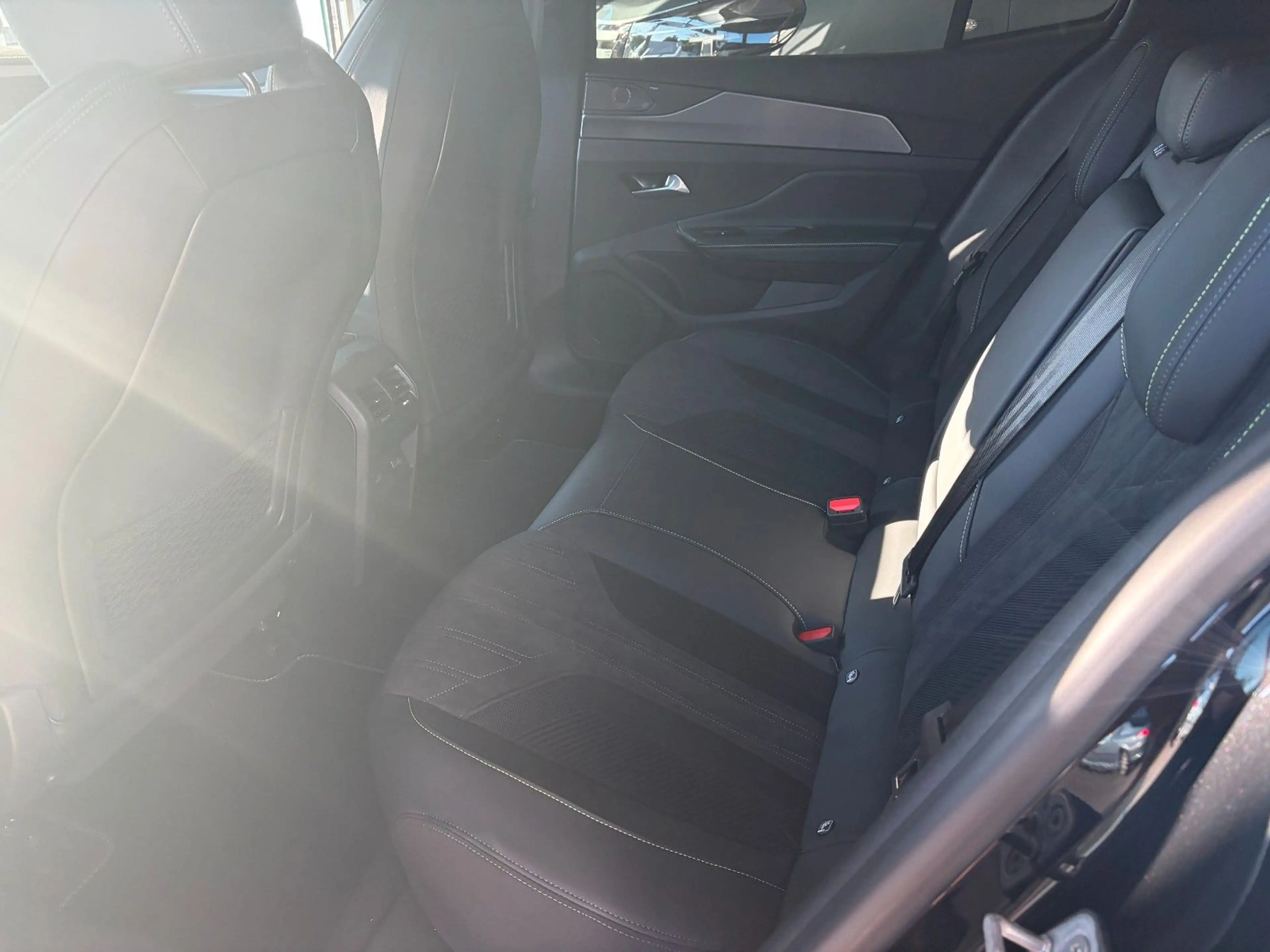 Peugeot 408 Plug-In Hybrid 240 GT Exclusive *Gewerbe* — photo 14