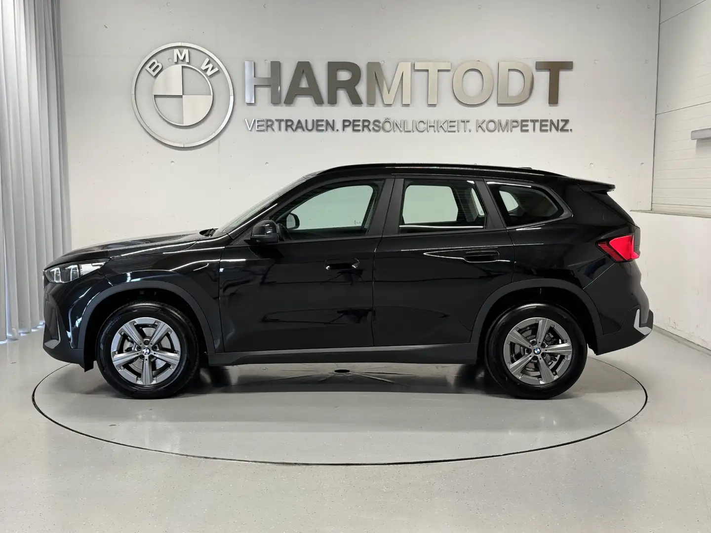 BMW X1 sDrive18i Schwarz - 2