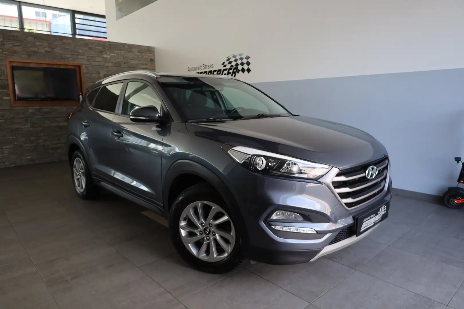 Hyundai TUCSON GO 1,7 CRDi 2WD MT Grau - 1