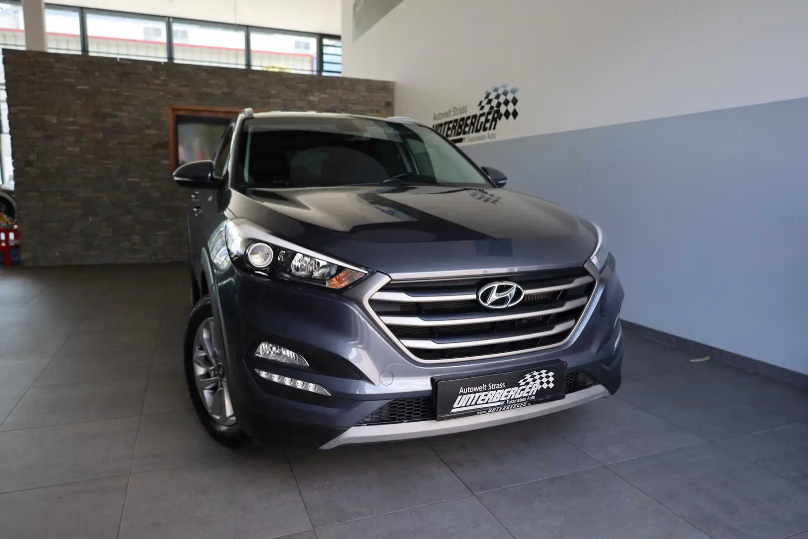 Hyundai TUCSON GO 1,7 CRDi 2WD MT Grau - 2