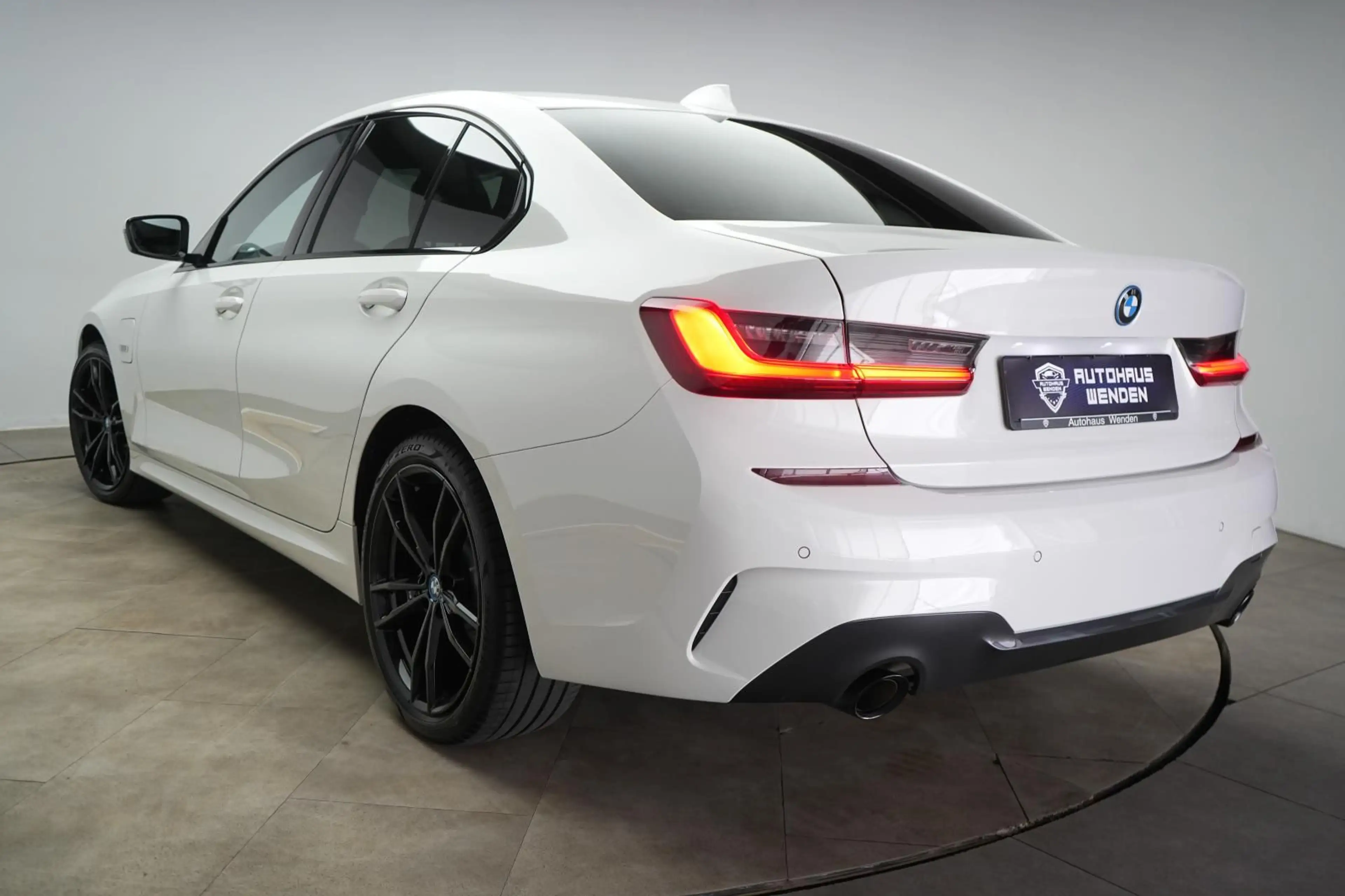 BMW 320 e M Sport CarPlay/Temp/Virtual/Lane/ — photo 4