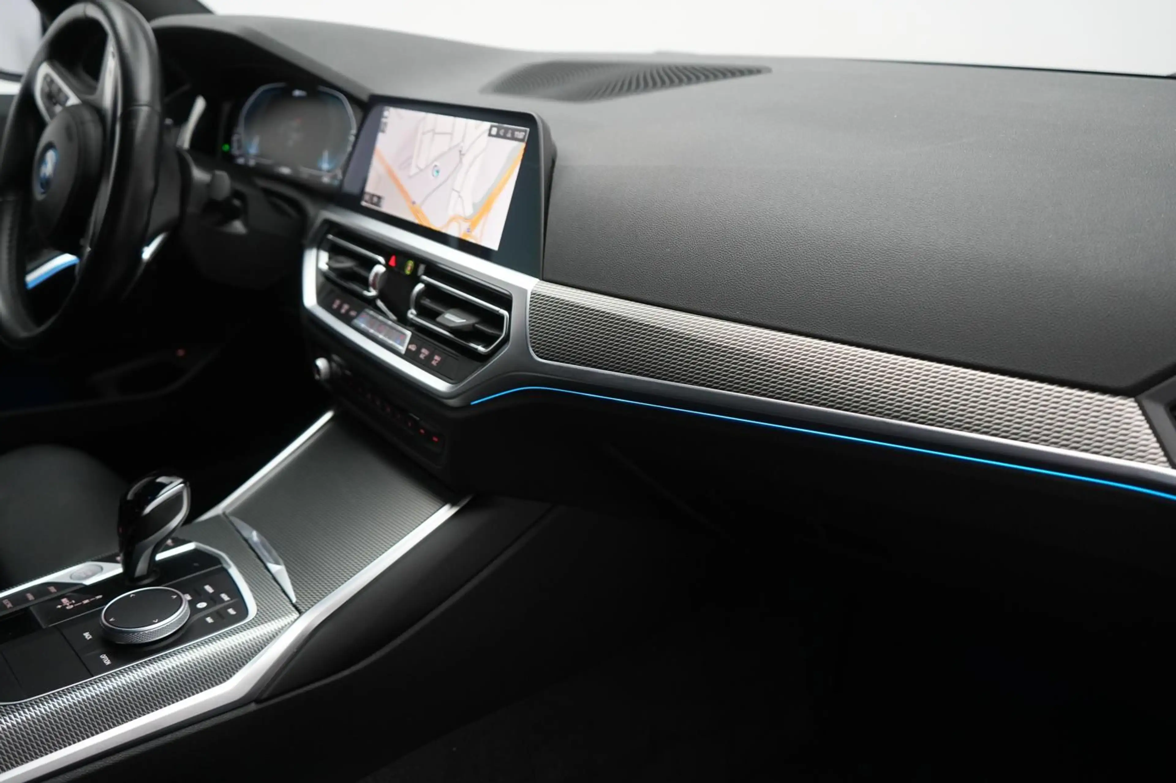 BMW 320 e M Sport CarPlay/Temp/Virtual/Lane/ — photo 11