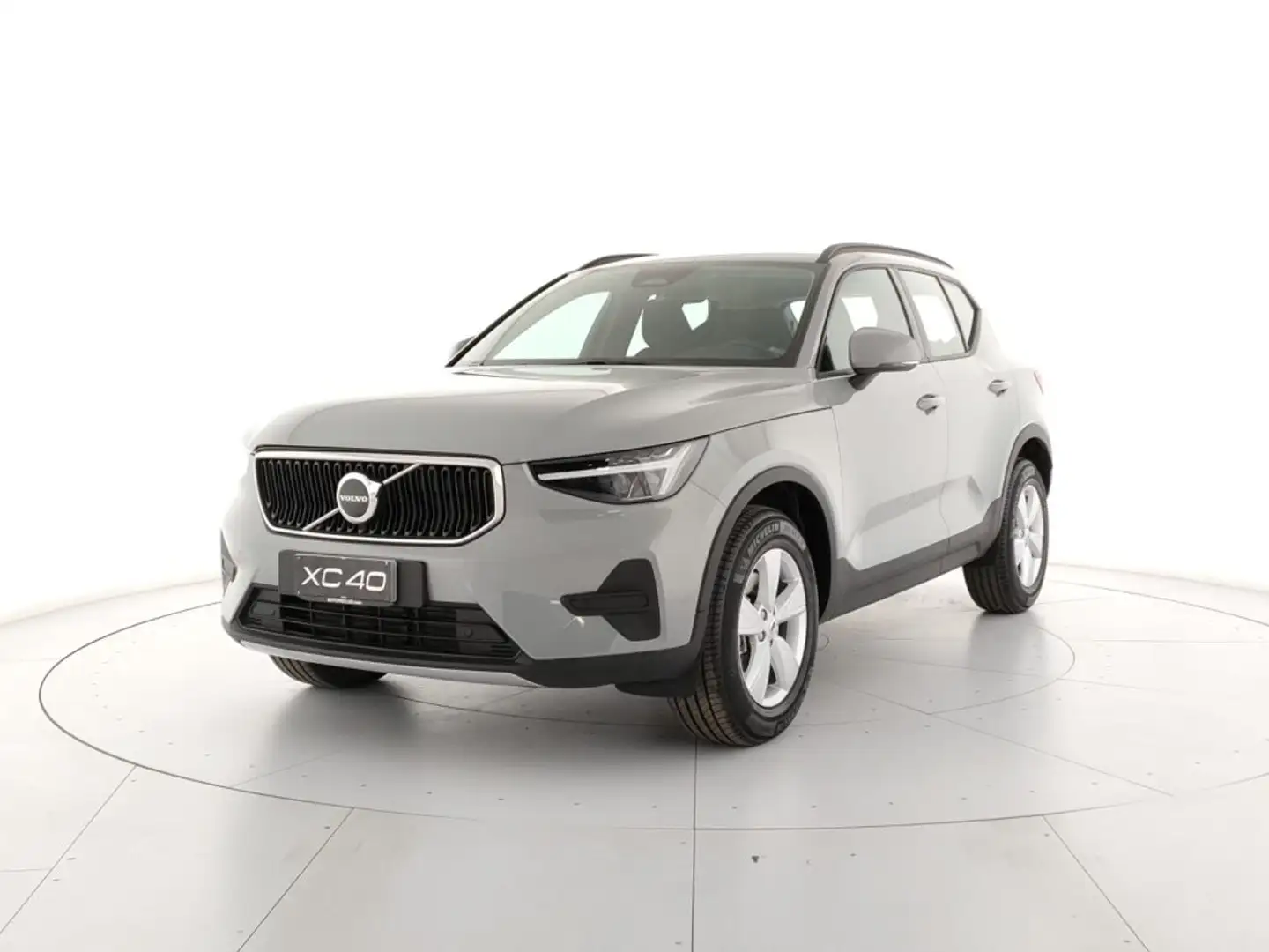Volvo XC40 B3 automatico Essential - MY26 Argento - 2
