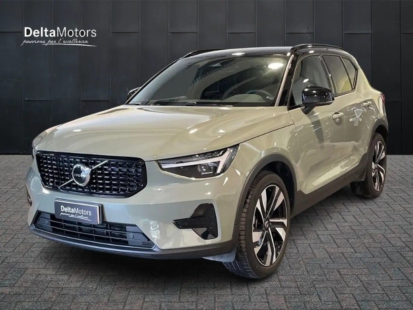 Volvo XC40 2023 - XC40 2.0 b3 Plus Dark auto Vert - 1