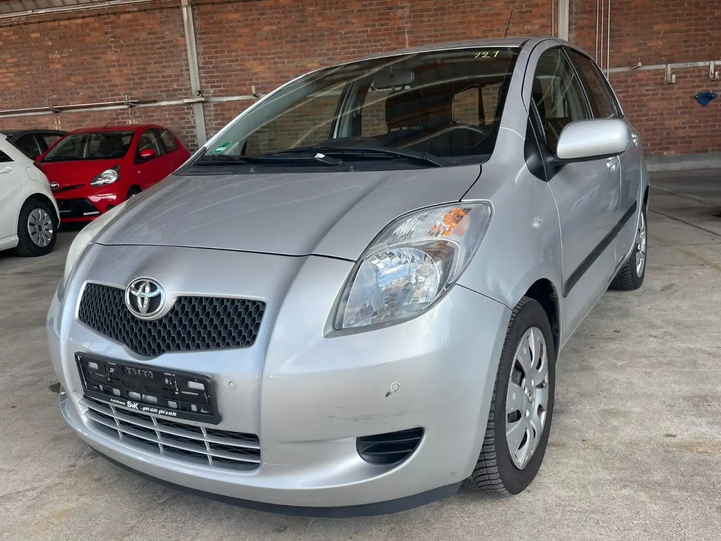 Toyota Yaris Sol/PDC/KLIMA/AHK/AUTOMATIK Silber - 1