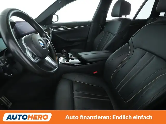 BMW 5 Series view 10