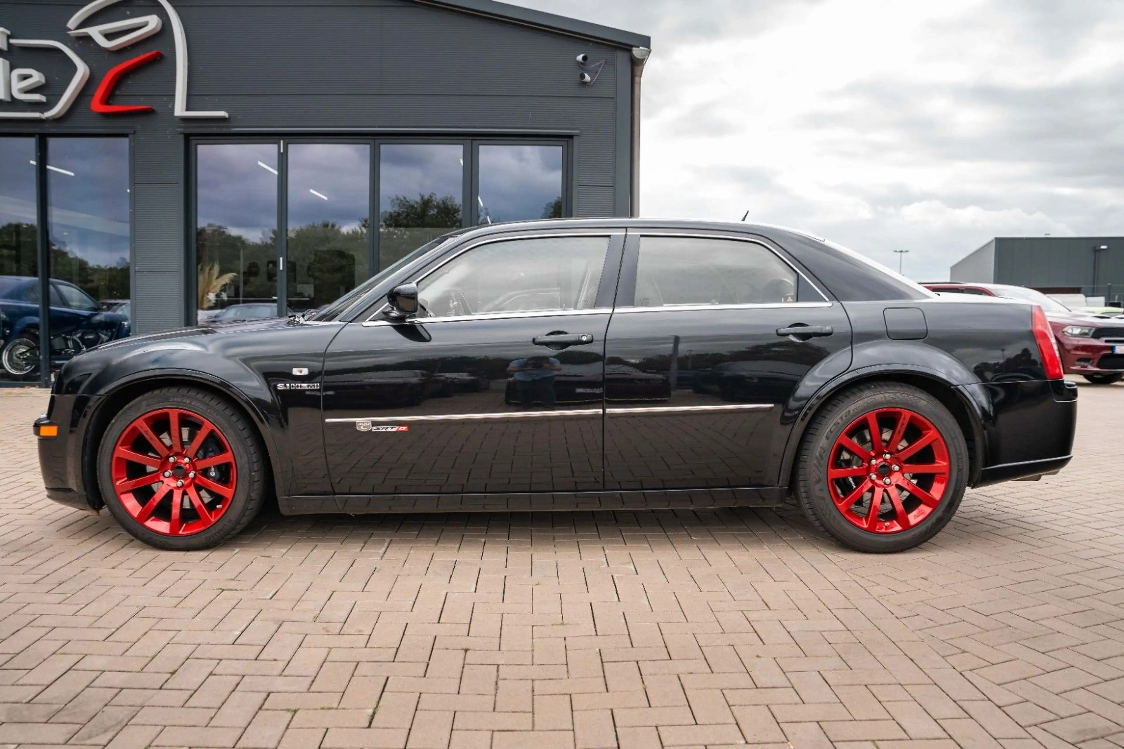 Chrysler 300C 6.1 SRT8 — photo 11