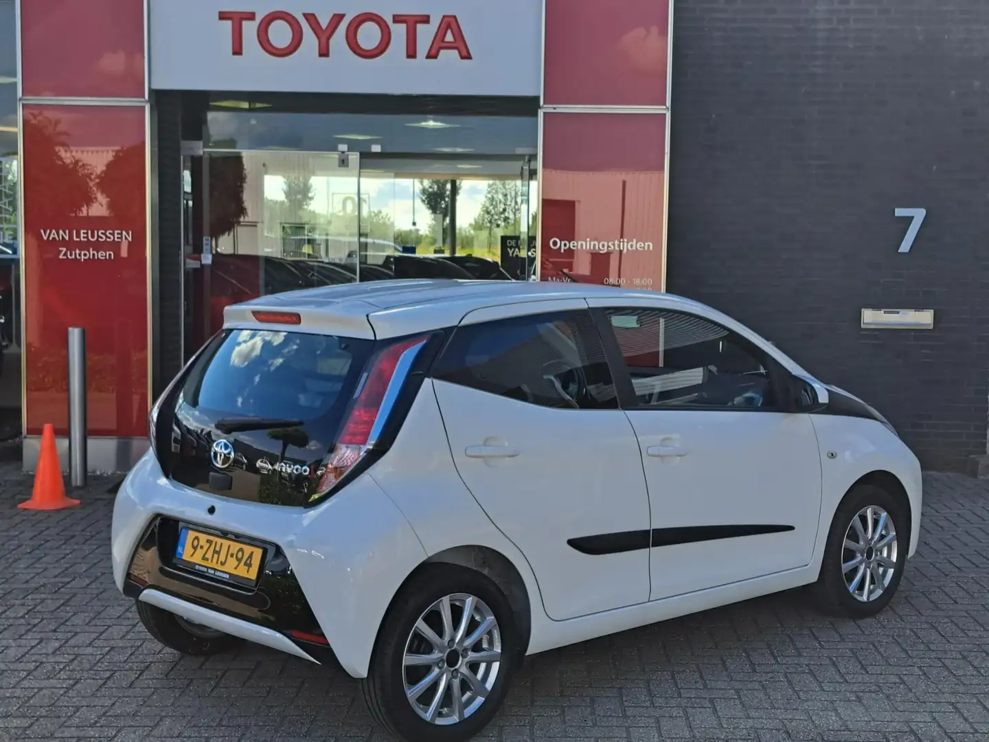 Toyota Aygo 1.0 VVT-i X-Play LICHTMETALEN VELGEN AIRCO ACHTERU Wit - 2