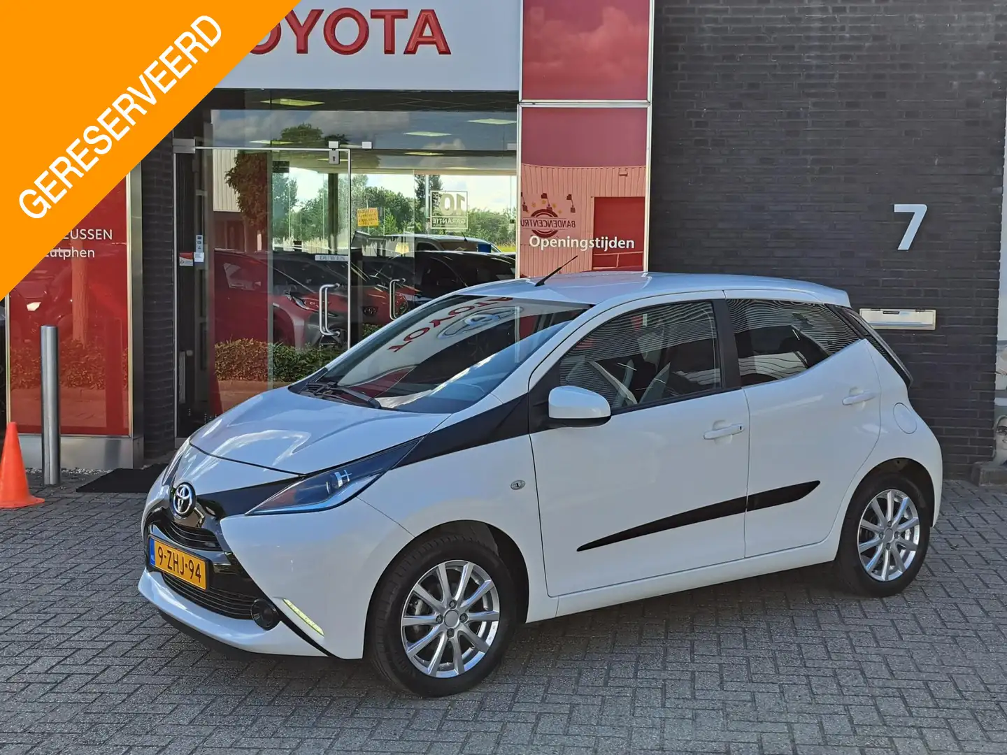 Toyota Aygo 1.0 VVT-i X-Play LICHTMETALEN VELGEN AIRCO ACHTERU Wit - 1