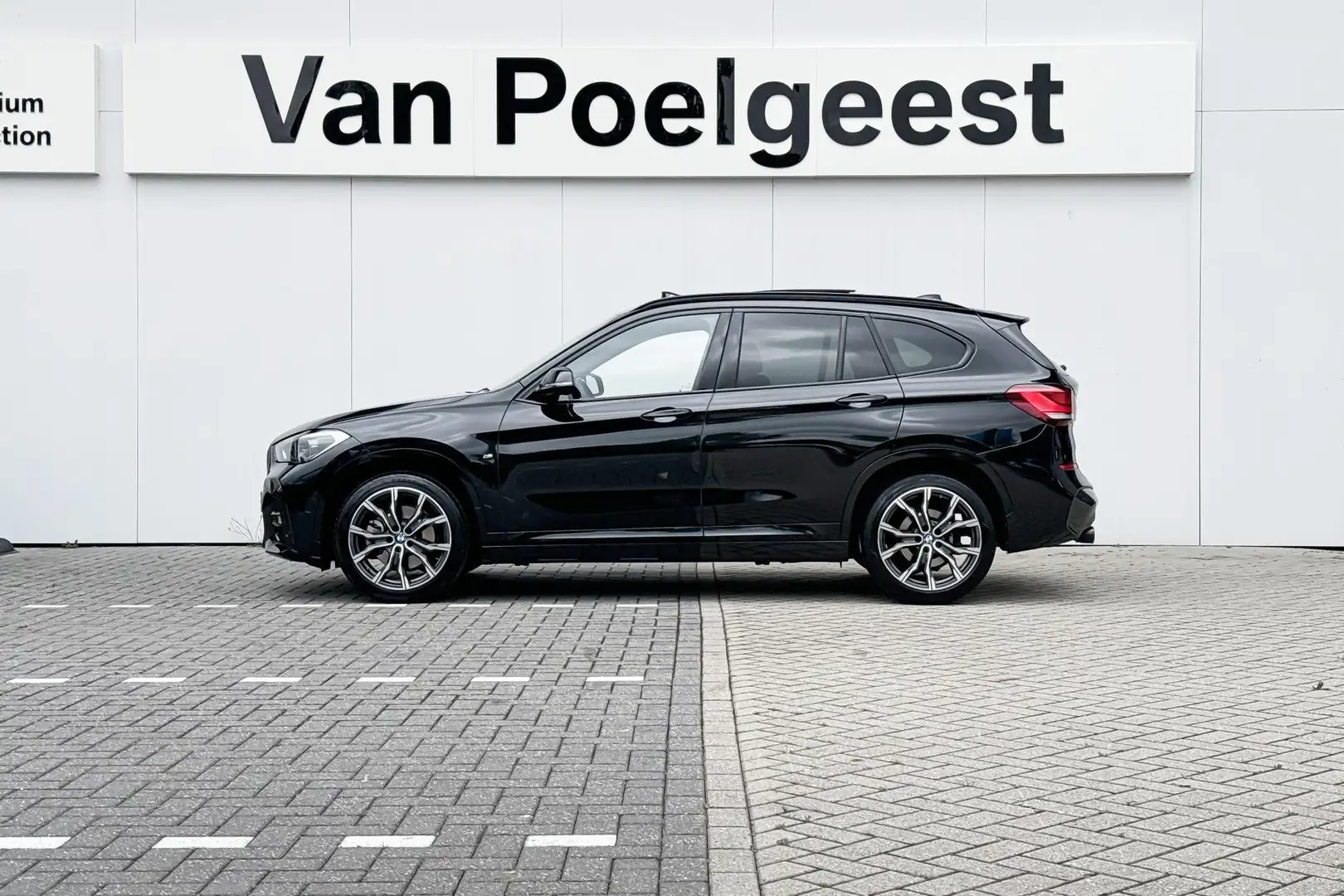 BMW X1 sDrive20i High Executive Edition Zwart - 2