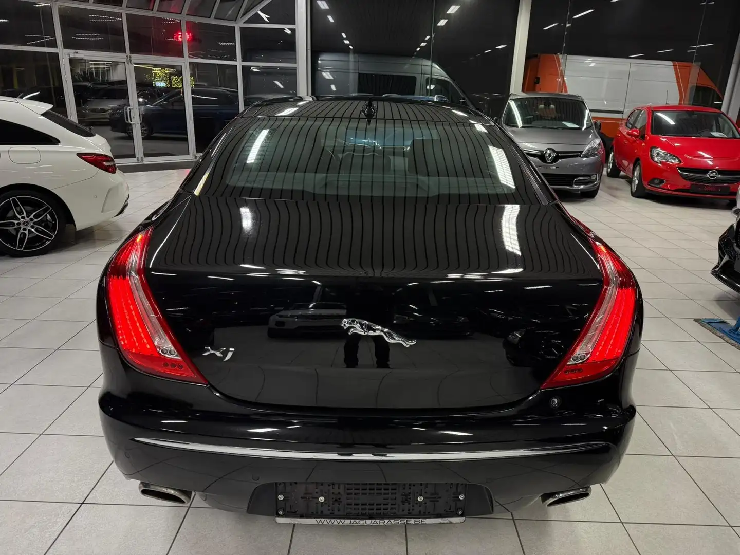 Jaguar XJ 3.0TD Lux V6 202kW Euro 5b Année 2016,157.000km Schwarz - 2