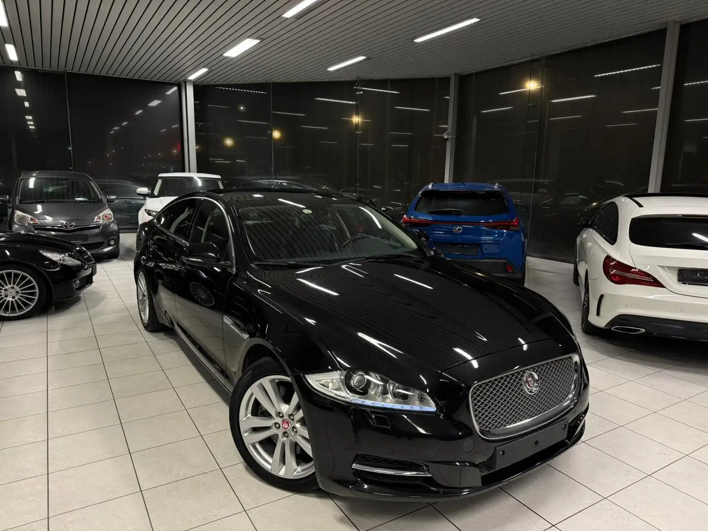 Jaguar XJ 3.0TD Lux V6 202kW Euro 5b Année 2016,157.000km Schwarz - 1