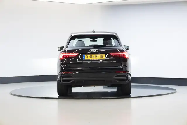 Audi Q3 view 23