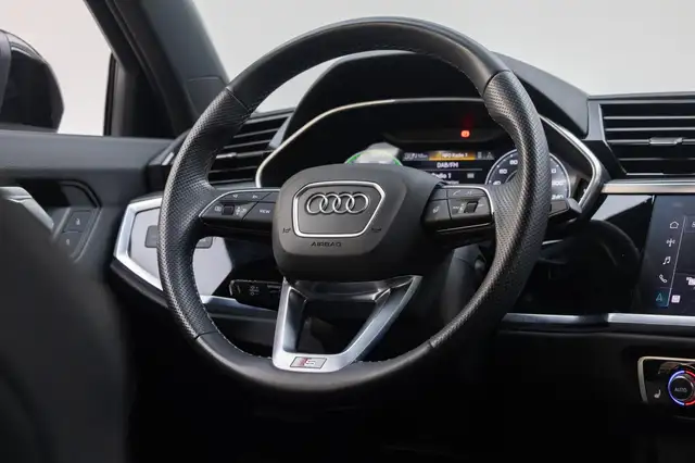 Audi Q3 view 10