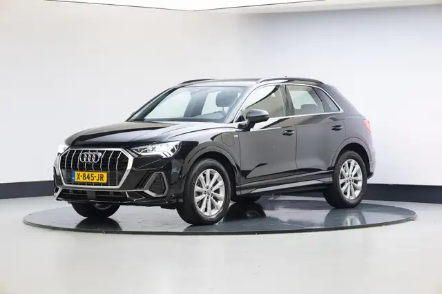 Audi Q3 view 25