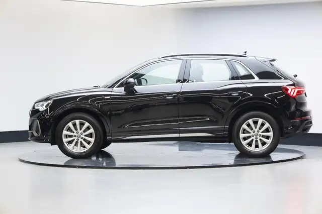 Audi Q3 view 24