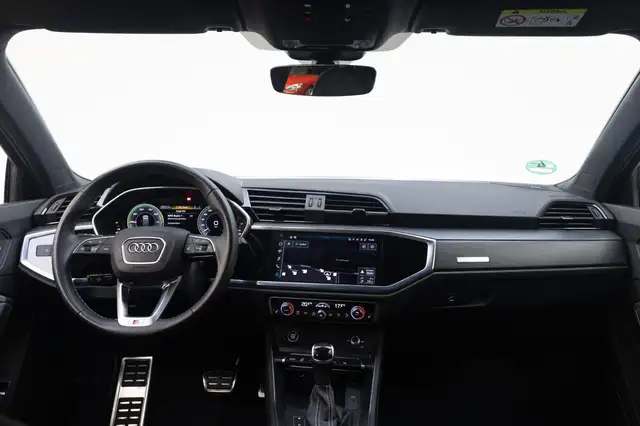 Audi Q3 view 8