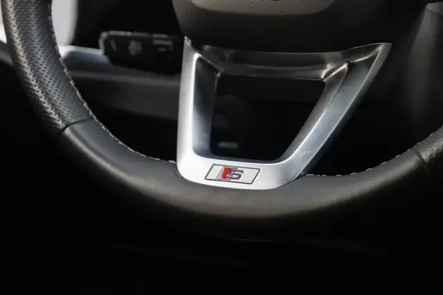 Audi Q3 view 13